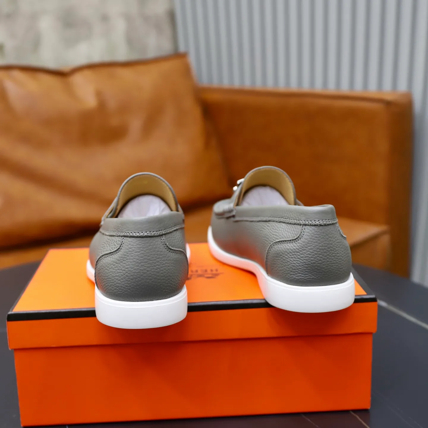 Ex-factory price: 560💰Hermès/Hermès slip-on men's shoes. This shoe is made of imported pebbled cowhide. It has simple and smooth lines and is combined with aerodynamically designed 3CM rubber foam ultra-light soles! Youthful and fashionable, classic H-shaped hardware buckle decoration, calf lining gently wraps the feet, with logo cowhide feet, casual and urban style, highlighting youthful vitality, sports and leisure version, super versatile, code number: 38-39-40-41-42-43-44 standard leather shoe size (45 can be customized but does not support returns)